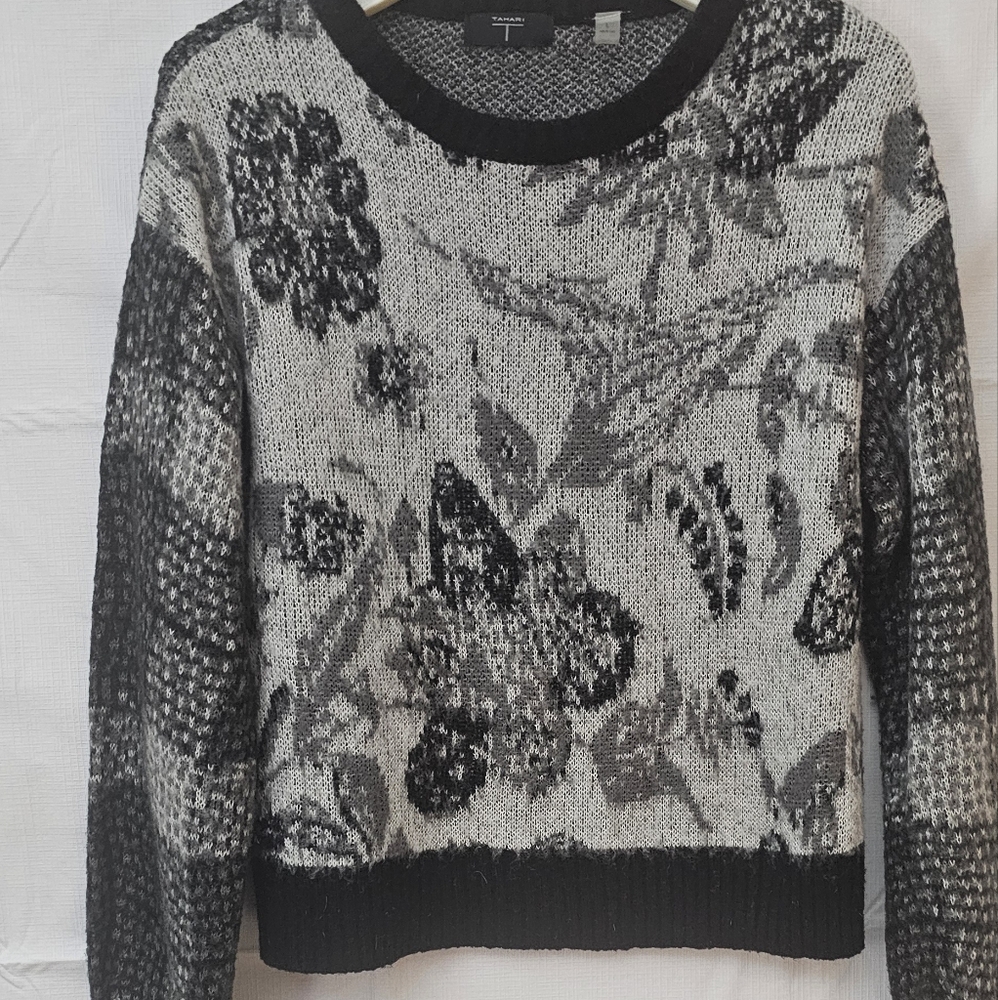 Tahari Sweater Large